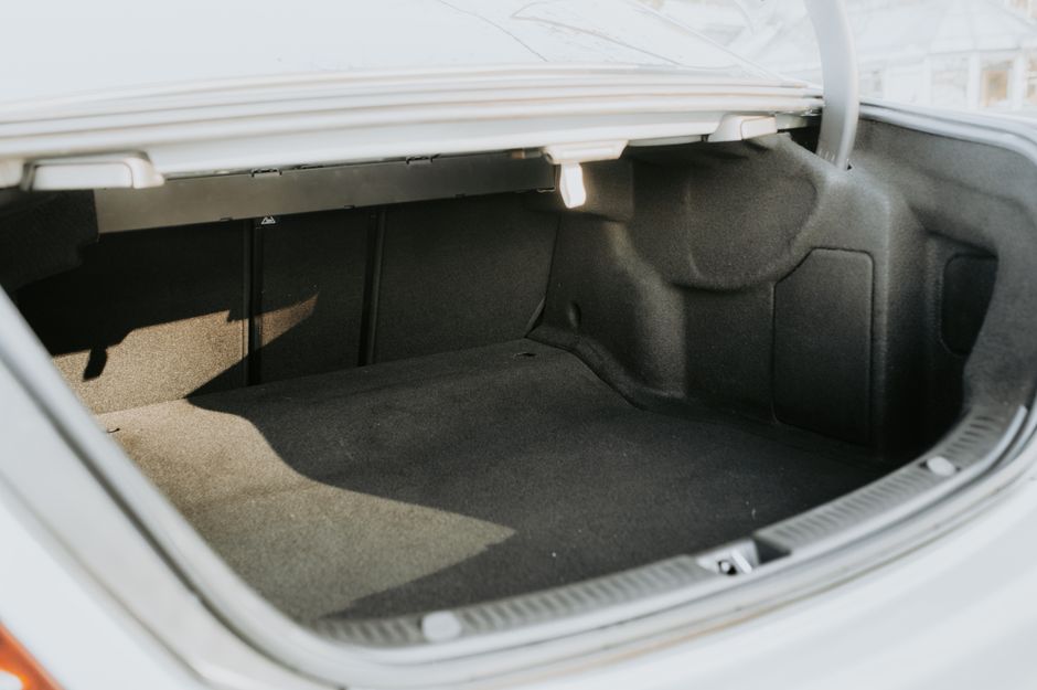Otvoreni prtljažnik automobila s opremom