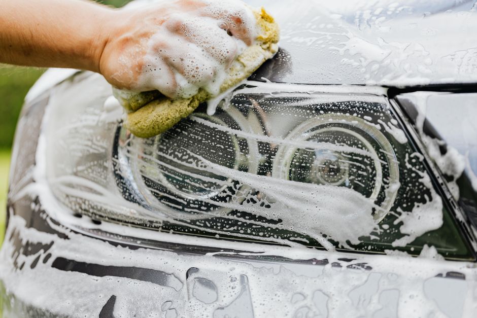 Pranje automobila spužvom i šamponom