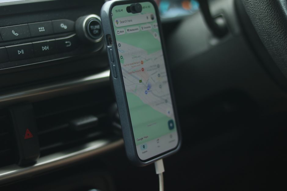 Telefon na magnetskom držaču u autu