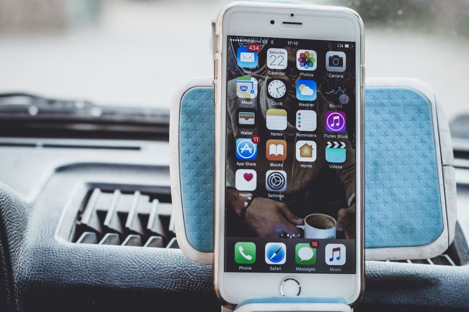 Usporedba držača za mobitel u automobilu